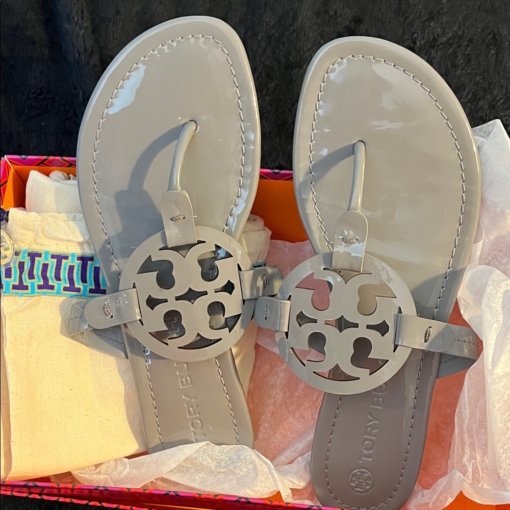 Tory Burch Patent Leather Logo Toe-Post Sandals in Light Gray